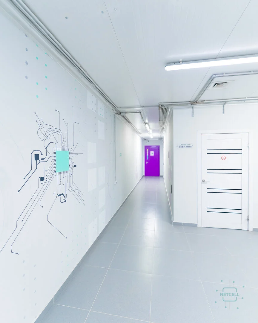 Коридор дата-центра Net Cell с декоративным панно в виде микросхемы